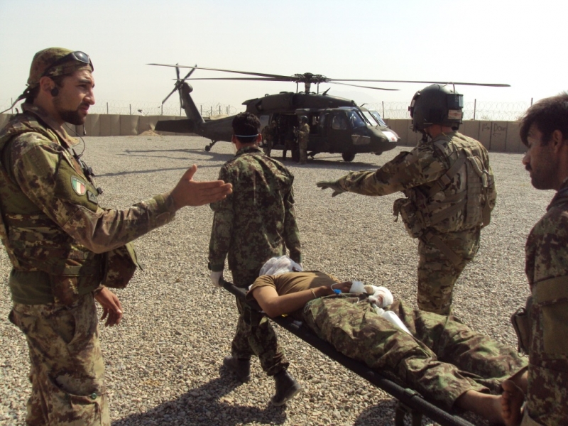 evacuazione di un soldato afghano rimasto ferito  nell’esplosione di un ordigno telecomandato.JPG