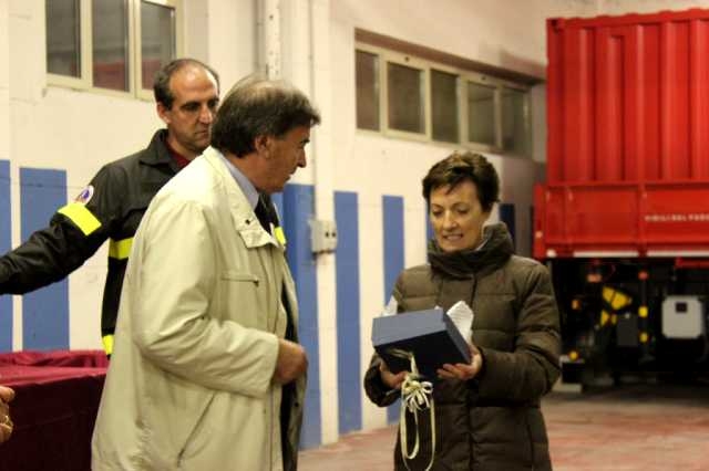 Omaggio del Direttore Regionale dei Vigili del  Fuoco dell’Abruzzo Dott. Ing. Sergio Basti ,  alla famiglia Scarcella .JPG