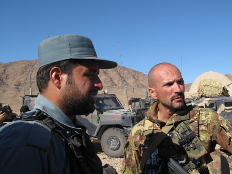 Zafar15 - Polizotto afghano e ufficiale 9-¦ Alpini.JPG