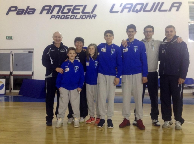 I quattro atleti Nuovo Basket Aquilano al Trofeo delle Regioni 2015 con lo Staff Tecnico -c.JPG