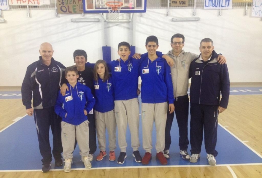 I quattro atleti Nuovo Basket Aquilano al Trofeo delle Regioni 2015 con lo Staff Tecnico -a.JPG