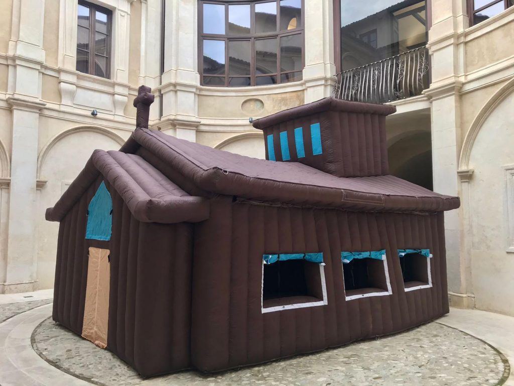 SISMA DI ONNA: LA CHIESA GONFIABILE DI CERIO, NELLA CORTE DEL MAXXI A L’AQUILA