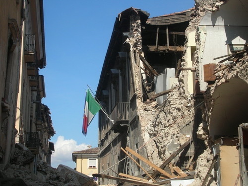 L’Aquila,   ricostruito il 3% del centro storico   cialente: “servono circa 3,5 miliardi”