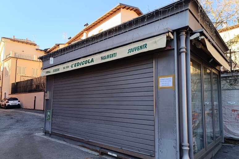Addio all’edicola della Fontana Luminosa, l’ultima rimasta nel centro storico dell’Aquila