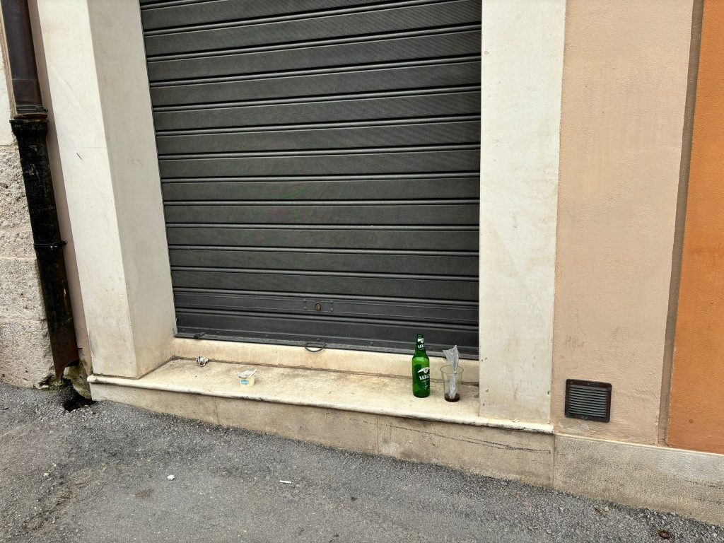 L’Aquila, rifiuti e degrado in centro storico
