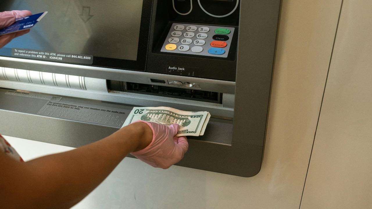 bancomat - pexels-aquilatv