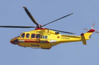 Cade dal camion e sbatte la testa, operaio in ospedale