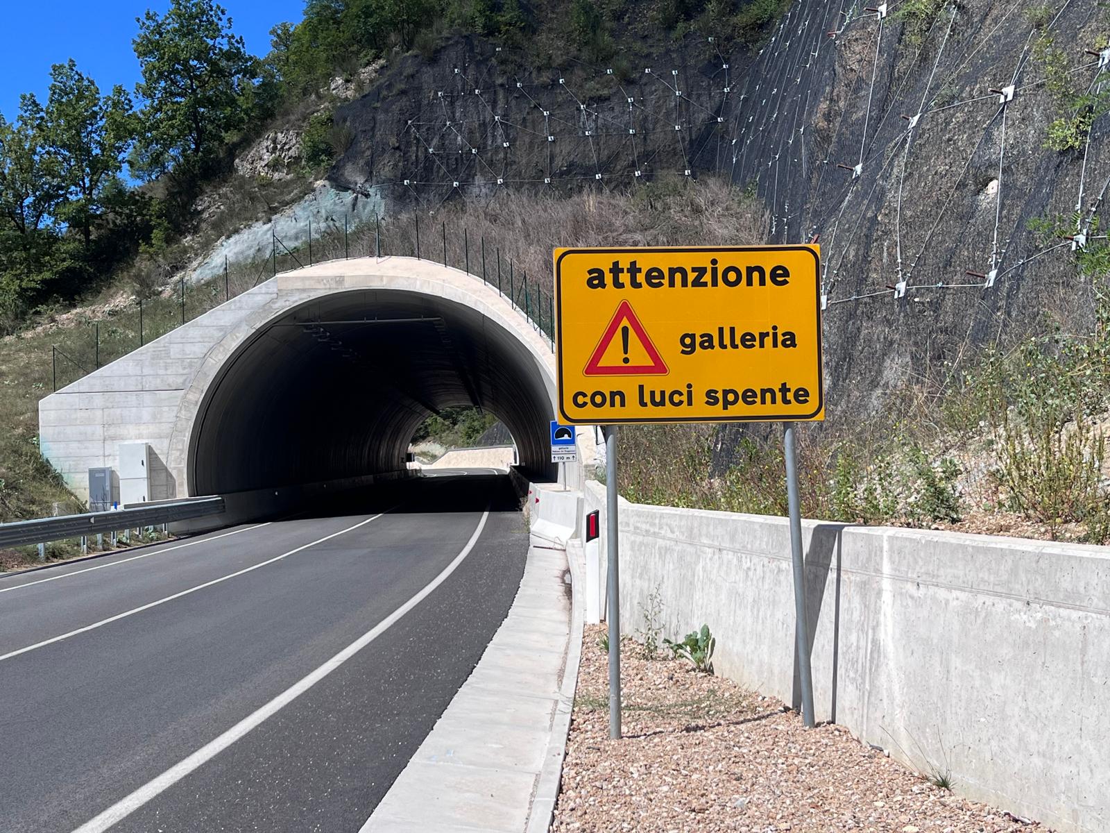 L’Aquila-Amatrice, luci spente nella galleria. Di Stefano: “Rischio tragedia, intervenga il prefetto”