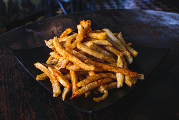 patatine fritte in piatto nero