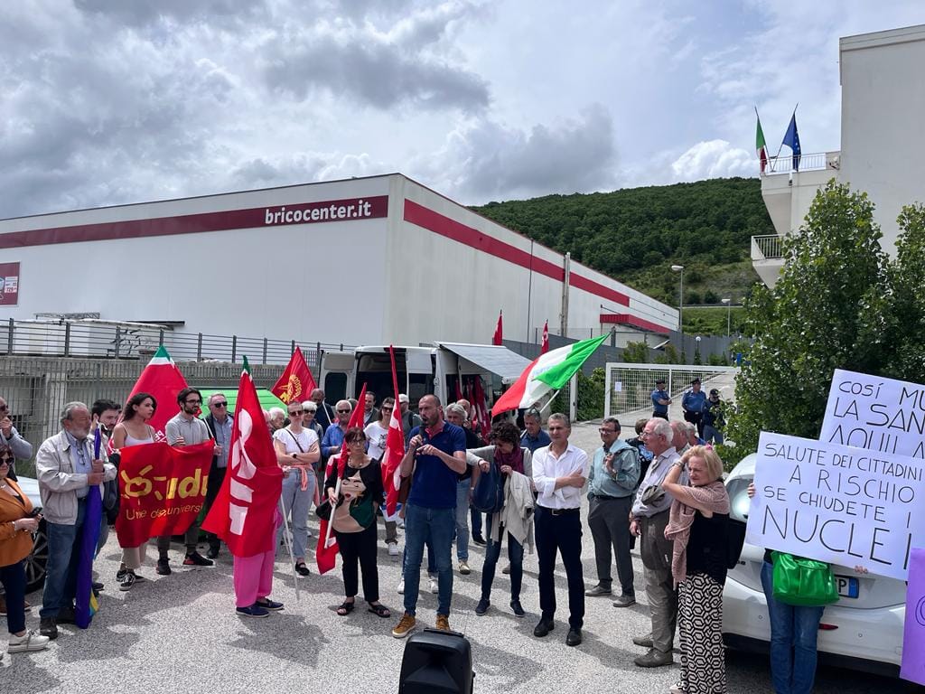 L’Aquila. Sanità da difendere: in 500 protestano davanti alla Asl