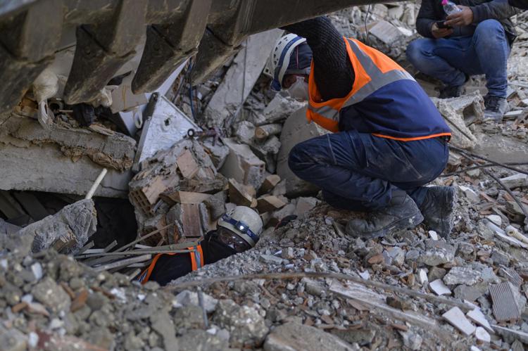 Terremoto Turchia, intera famiglia estratta viva dopo 12 giorni