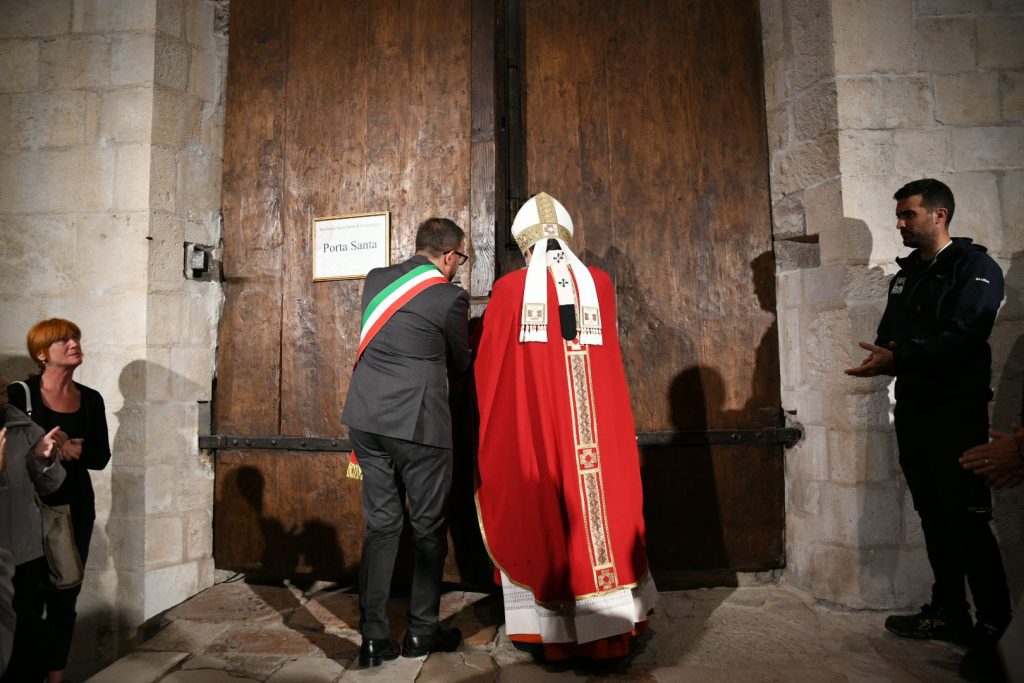 Perdonanza, chiusa la Porta Santa
