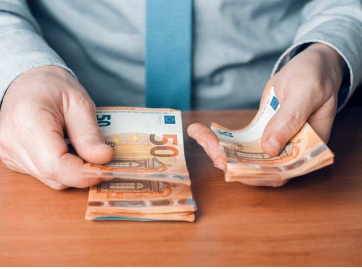 2500 euro per i dipendenti in arrivo - Aquilatv.it (Fonte foto Canva)