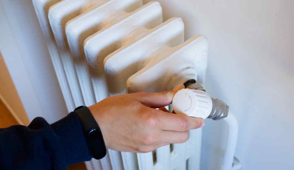 Allarme termosifone rischi 3000 euro di multa - Acquilatv.it (Fonte foto Canva)