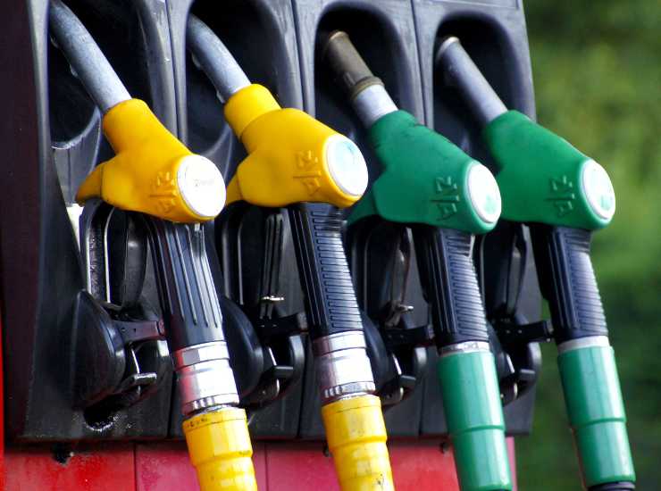 Benzina alle stelle aumenta ancora - Aquilatv.it (Fonte foto Canva)