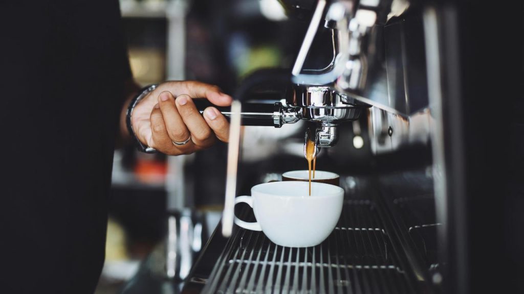 Caffè al bar, qui costa solo 1 euro - aquilatv.it - 20251008