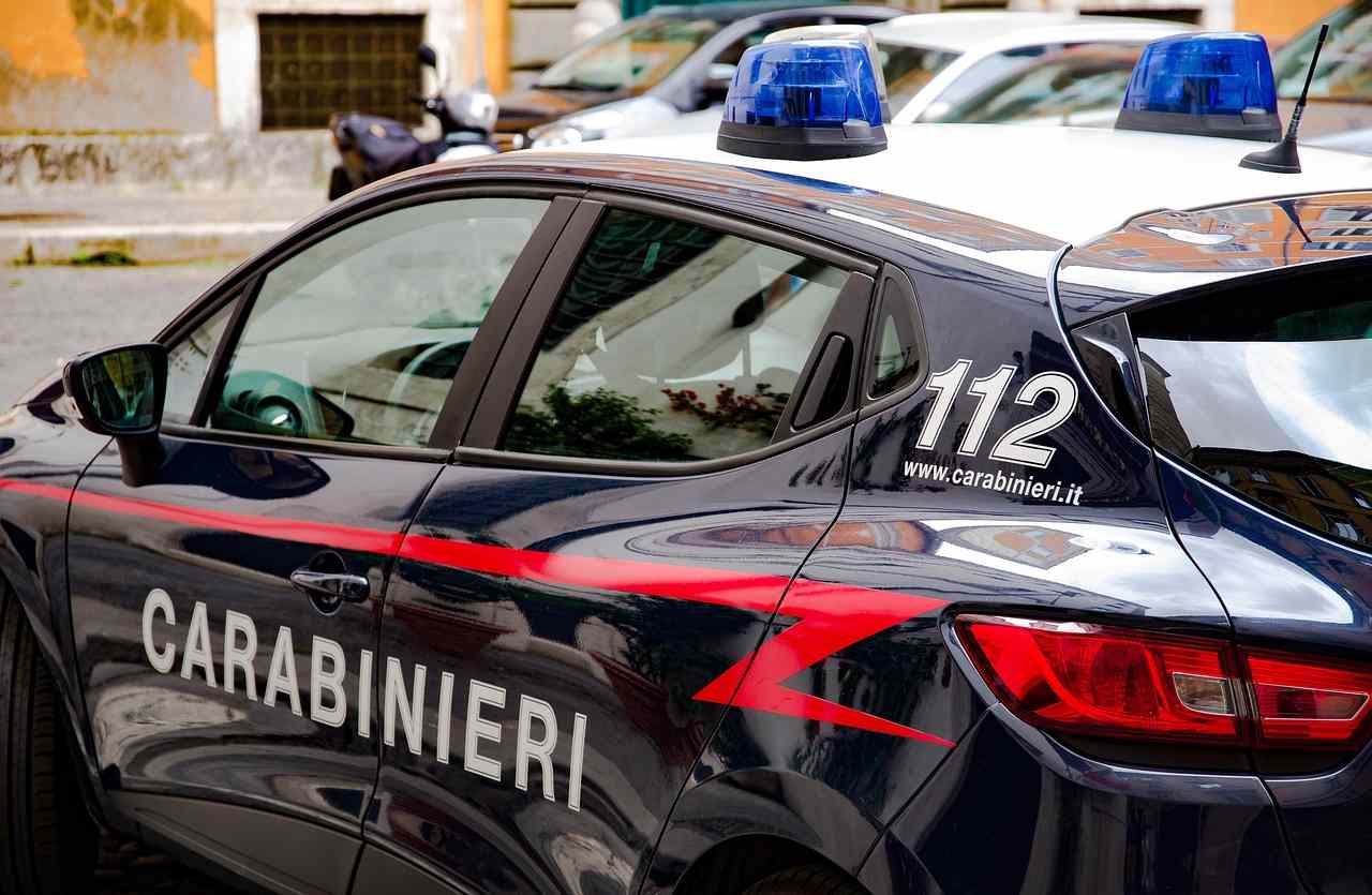 Si finge un amico e tenta di truffare un anziano a L’Aquila: colto sul fatto dai Carabinieri