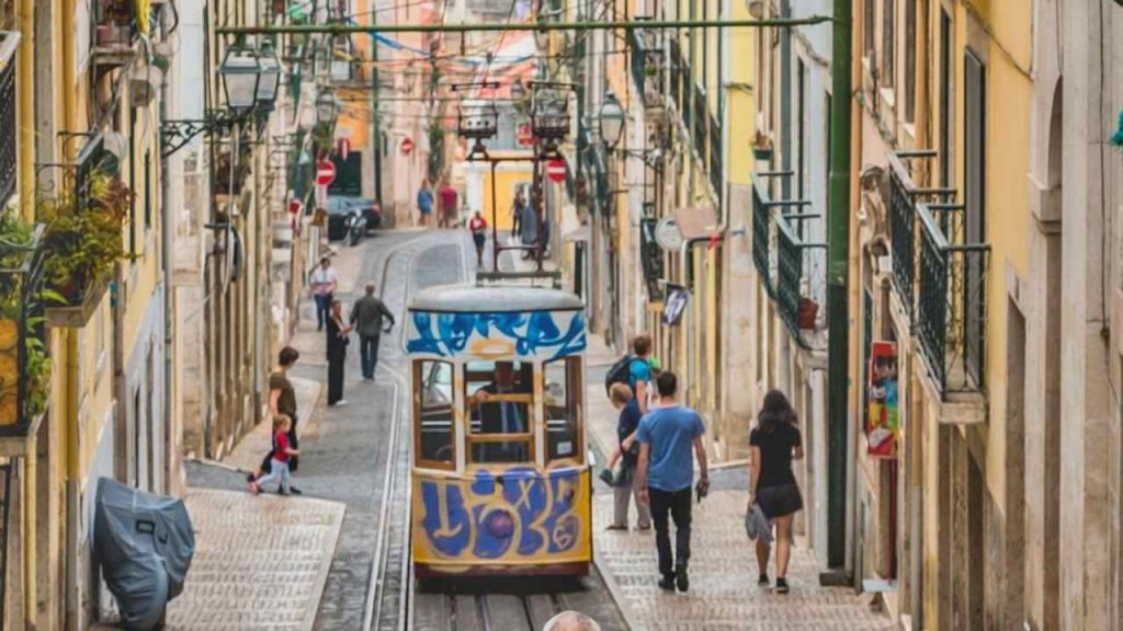 Il borgo medievale che assomiglia a Lisbona - aquilatv.it - 20251027