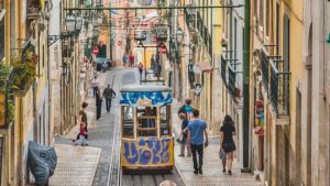 Il borgo medievale che assomiglia a Lisbona - aquilatv.it - 20251027