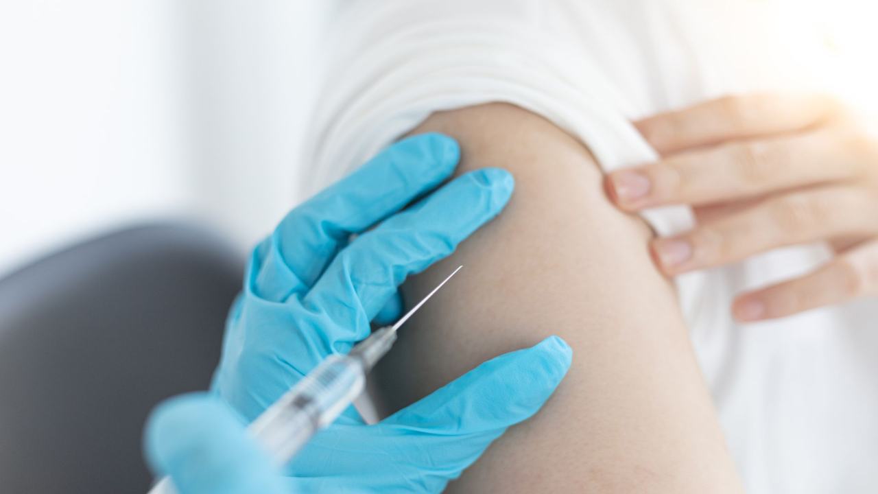 Vaccino antinfluenzale, si parte il 13 ottobre: disponibile anche in farmacia