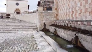 La fontana simbolo dell'Aquila - aquilatv.it - 20251013