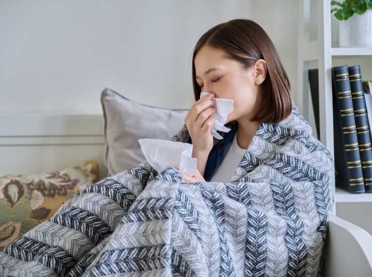 Matteo Bassetti il nuovo allarme influenza in arrivo peggio del Covid - Aquilatv.it (fonte foto Canva)
