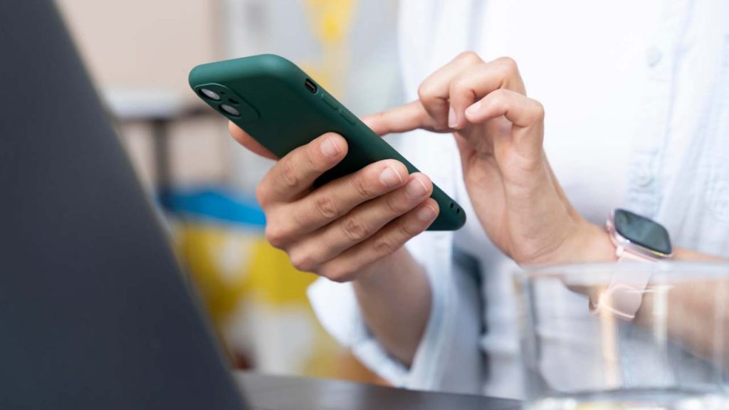 Multa per aggiunta di contatti su gruppi WhatsApp - aquilatv.it - 20251029