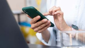 Multa per aggiunta di contatti su gruppi WhatsApp - aquilatv.it - 20251029