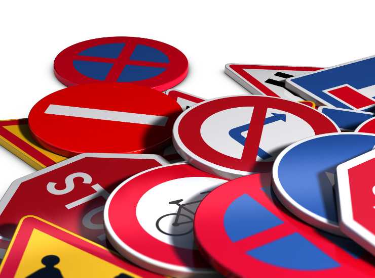 Nuova segnaletica stradale piovono multe - Aquilatv.it (Fonte foto Canva)