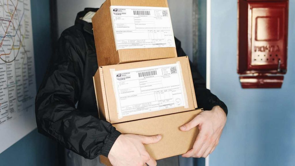 Pacco, mai firmare o lasciare denaro al corriere - aquilatv.it - 20251002