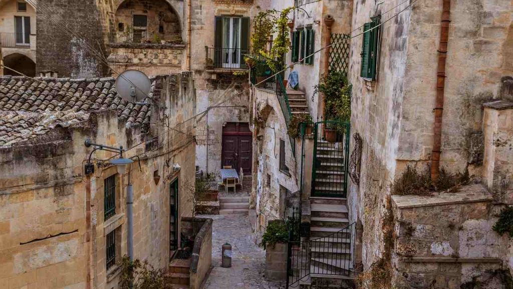 Scorcio di un piccolo borgo italiano - aquilatv.it - 20251002