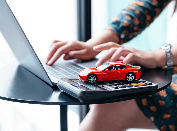 Tassa automobile in arrivo - Aquilatv.it (Fonte foto Canva)