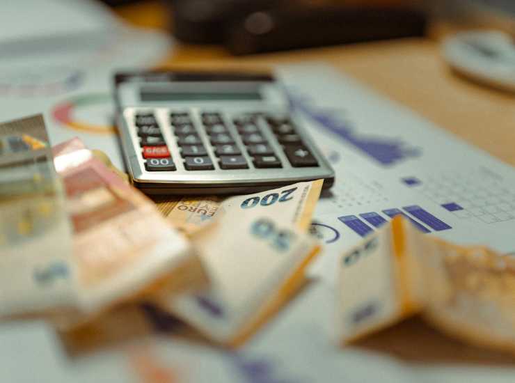Tassa che dovranno pagare gli italiani per 12 mesi - Acquilatv.it (Fonte foto Canva)