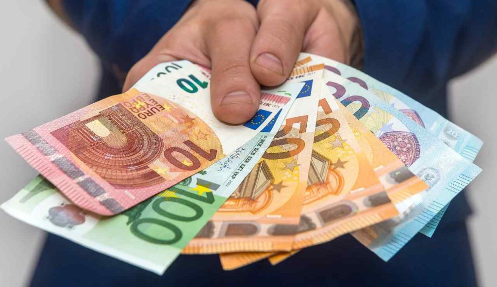 Tassa che dovranno pagare gli italiani per 12 mesi - Acquilatv.it (Fonte foto Canva)
