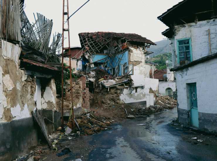 Terremoto magnitudo 6.9 si cecano le vittime - Acquilatv.it (Fonte foto Canva)