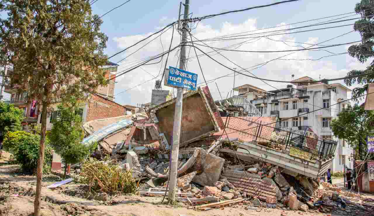 Terremoto magnitudo 6.9 si cecano le vittime - Acquilatv.it (Fonte foto Canva)