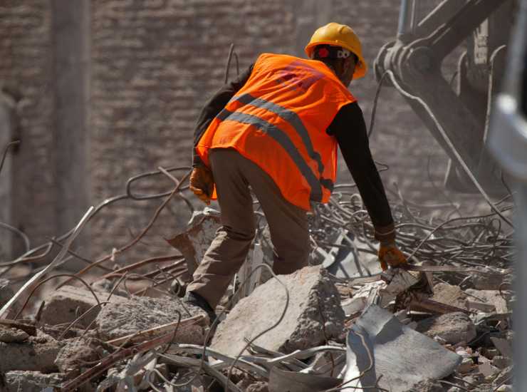 Tragedia crollo palazzina bambini sotto le macerie - Acquilatv.it (Fonte foto Canva)