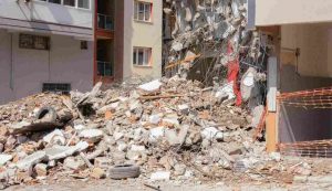 Tragedia crollo palazzina bambini sotto le macerie - Acquilatv.it (Fonte foto Canva)