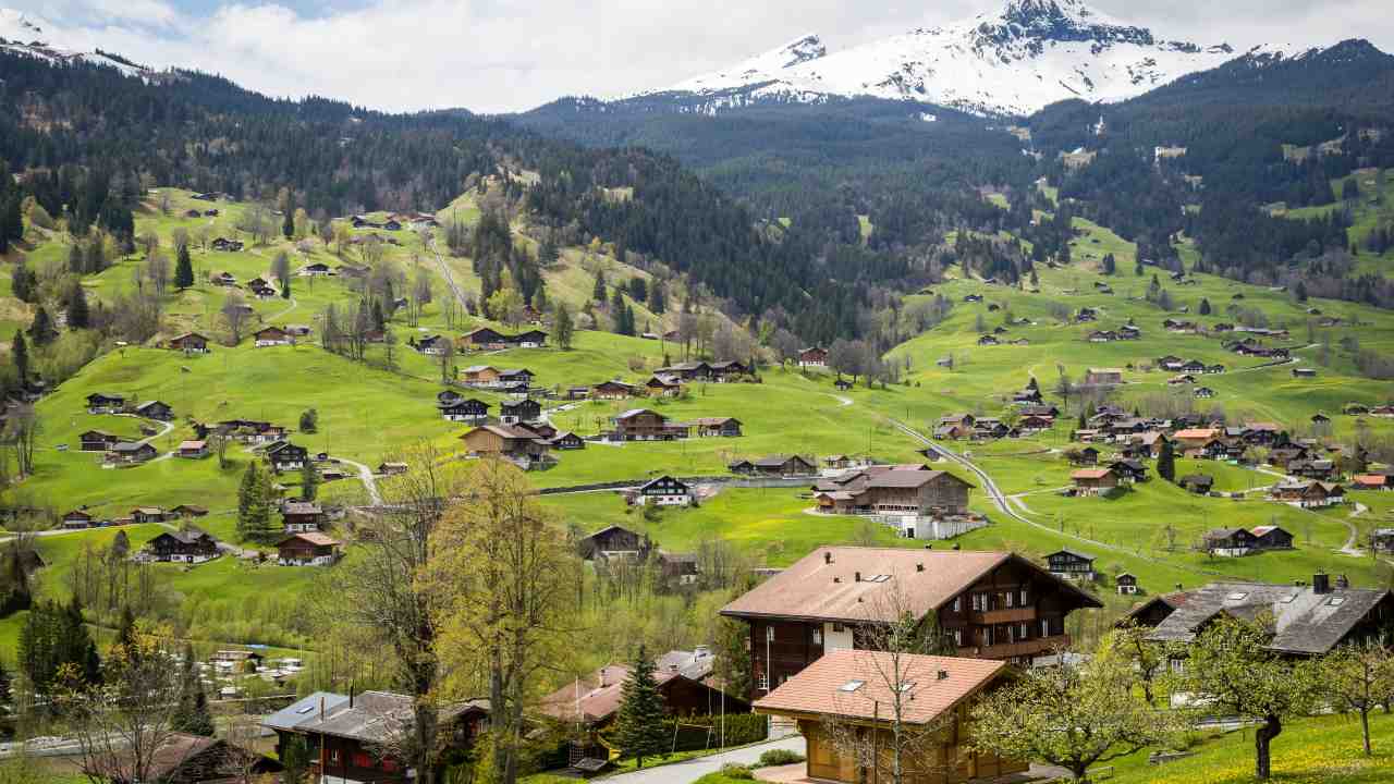 Uno scorcio del paesaggio svizzero - aquilatv.it - 20251001