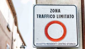 ZTL basta solo un gratta e vinci - Aquilatv.it (Fonte foto Canva)