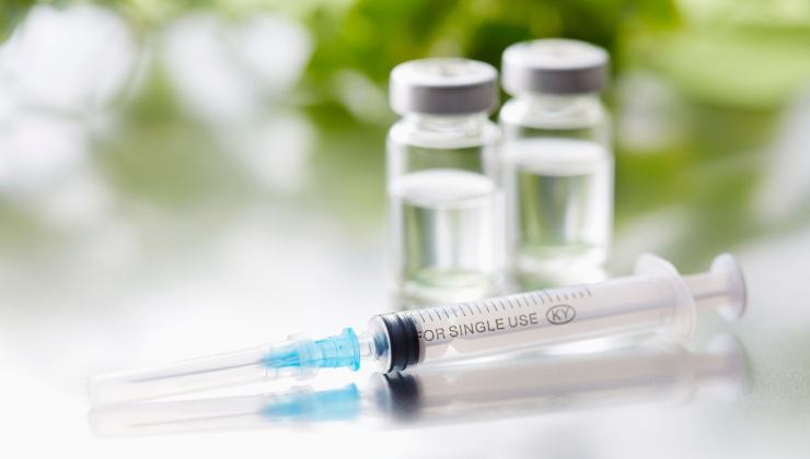 dosi di medicinale e siringa