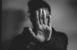 donna con mano davanti al volto