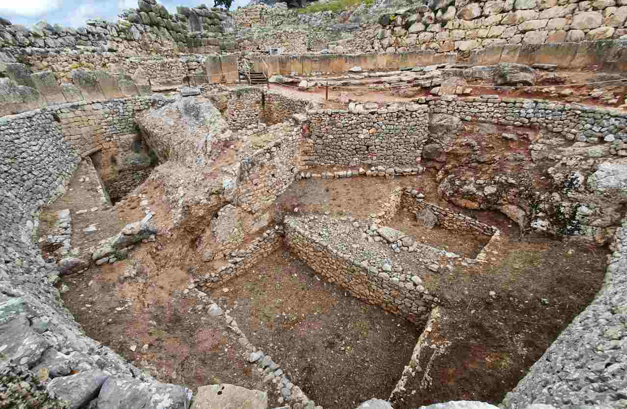 Tre tombe romane riaffiorano a Coppito: la storia sotto l’asfalto dell’Aquila