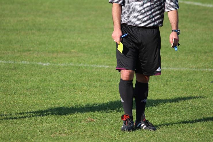 arbitro con cartellini