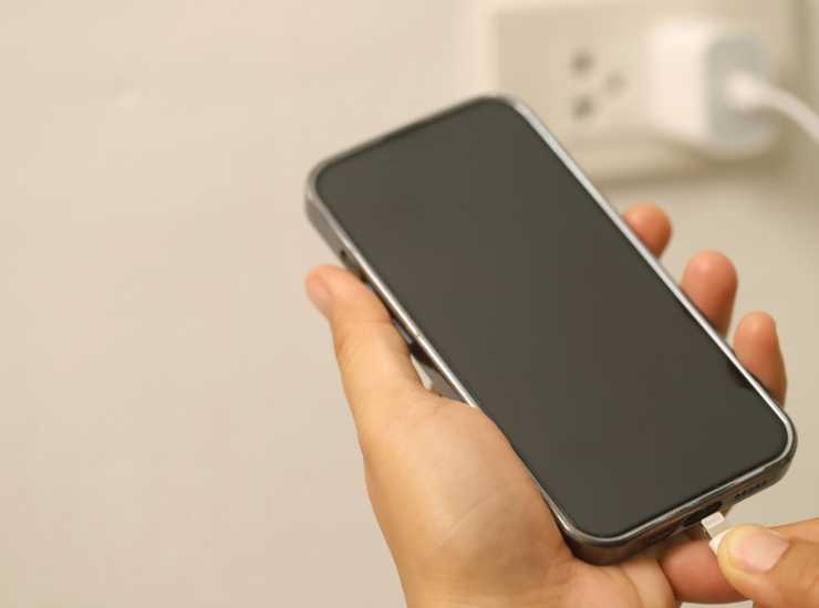 Batteria telefono ti spiano da lei - Aquilatv.it (Fonte foto Canva)