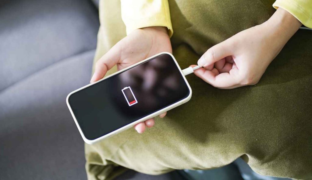Batteria telefono ti spiano da lei - Aquilatv.it (Fonte foto Canva)