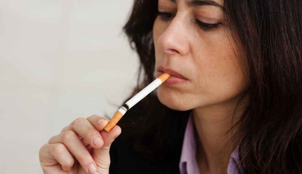 Fumatori sul lastrico aumentano i costi delle sigarette - Aquilatv.it (Fonte foto Canva)