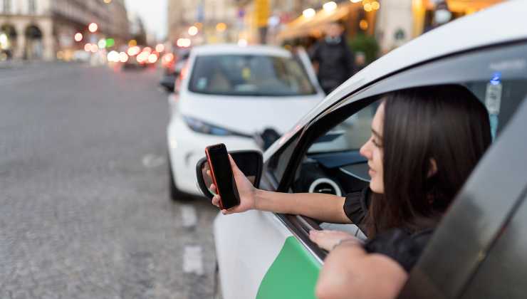 Multa per chi è fermo con il cellulare in mano - aquilatv.it - 20251104