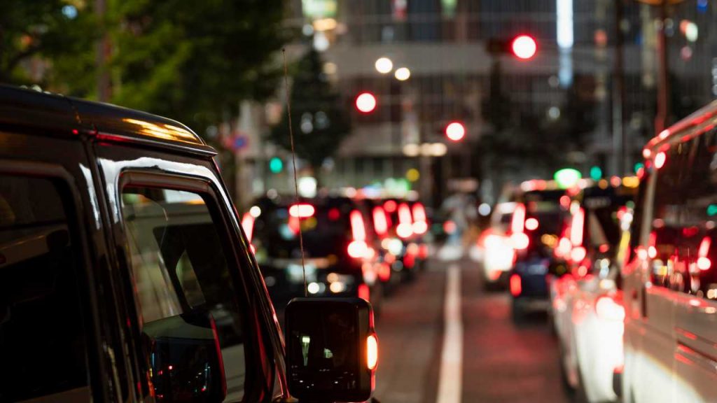 Sosta al semaforo rosso - aquilatv.it - 20251104